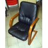 Кресло в офис,  черная кожа с деревянными ножками